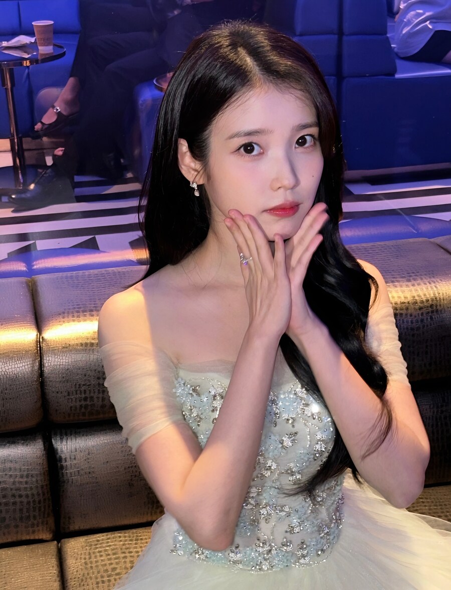 2025.07.21 아이유 베리즈 포스트(청룡시리즈 비하인드 💚🙂‍↕️💚)_3.jpg