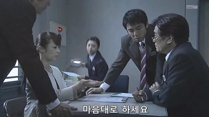 유부녀 살인마를 취조할때 한가한 형사들이 하는 일_2.jpg