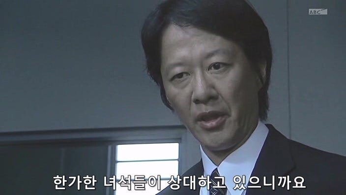 유부녀 살인마를 취조할때 한가한 형사들이 하는 일_5.jpg