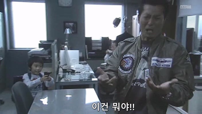 유부녀 살인마를 취조할때 한가한 형사들이 하는 일_7.jpg