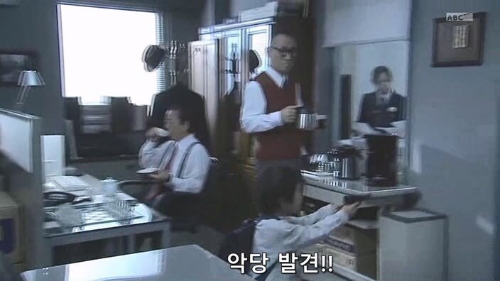 유부녀 살인마를 취조할때 한가한 형사들이 하는 일_8.jpg