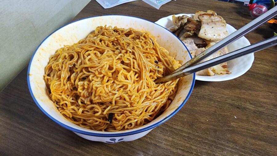 예전엔 비빔면 한봉지 좀 많았는데_1.jpg