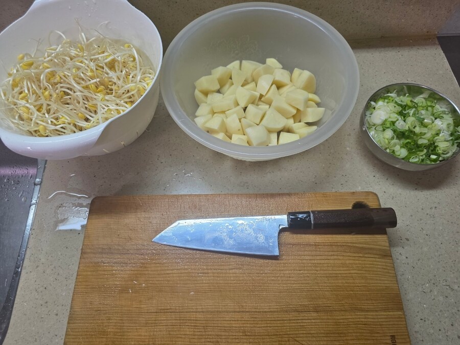 직장에서 3천원씩 걷어서 해먹는 점심 연어장 감자볶음_7.jpg