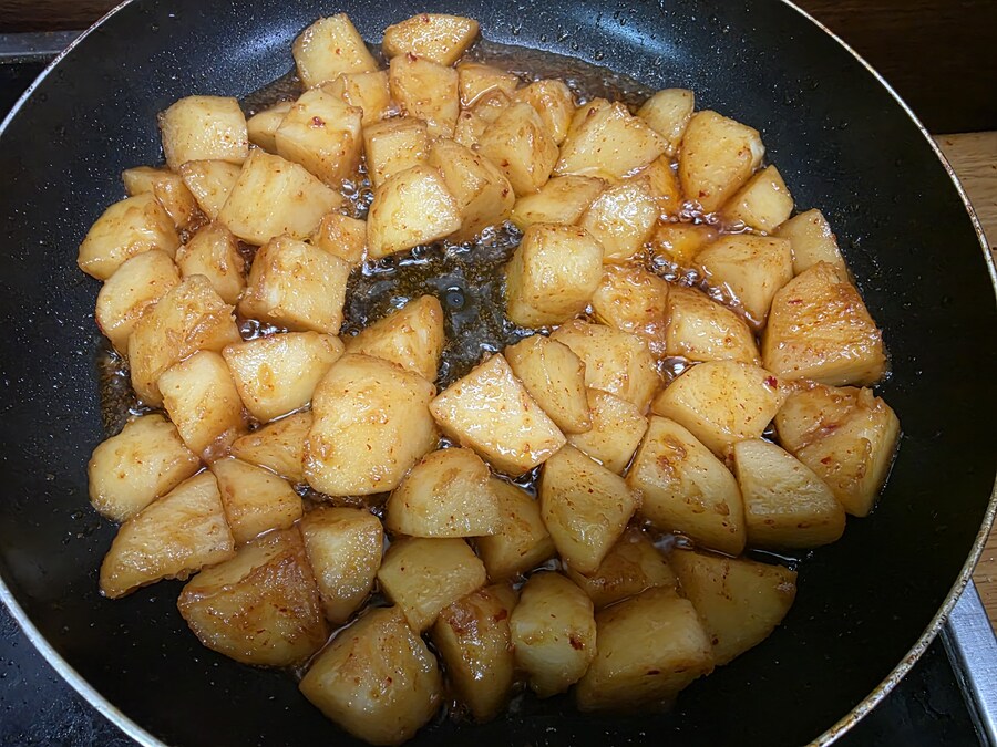 직장에서 3천원씩 걷어서 해먹는 점심 연어장 감자볶음_9.jpg