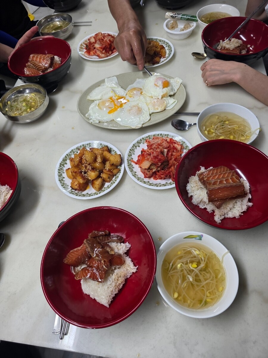 직장에서 3천원씩 걷어서 해먹는 점심 연어장 감자볶음_12.jpg