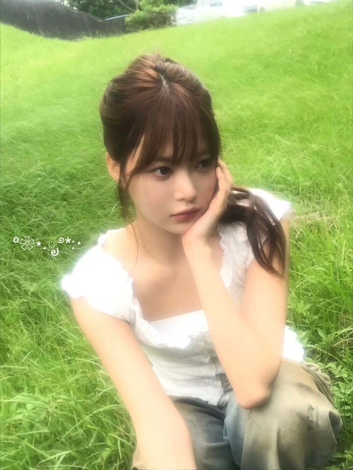 르세라핌 홍은채, 청초함의 정석…한 장면마다 '비현실 미모'_2.jpg