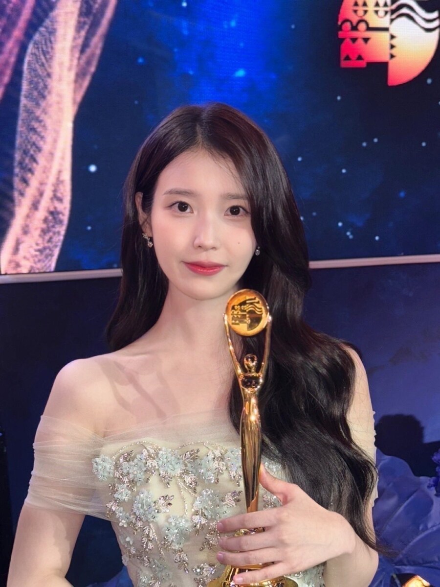[IU] 제4회 청룡시리즈어워즈 여우주연상, 인기스타상🏆_1.jpg