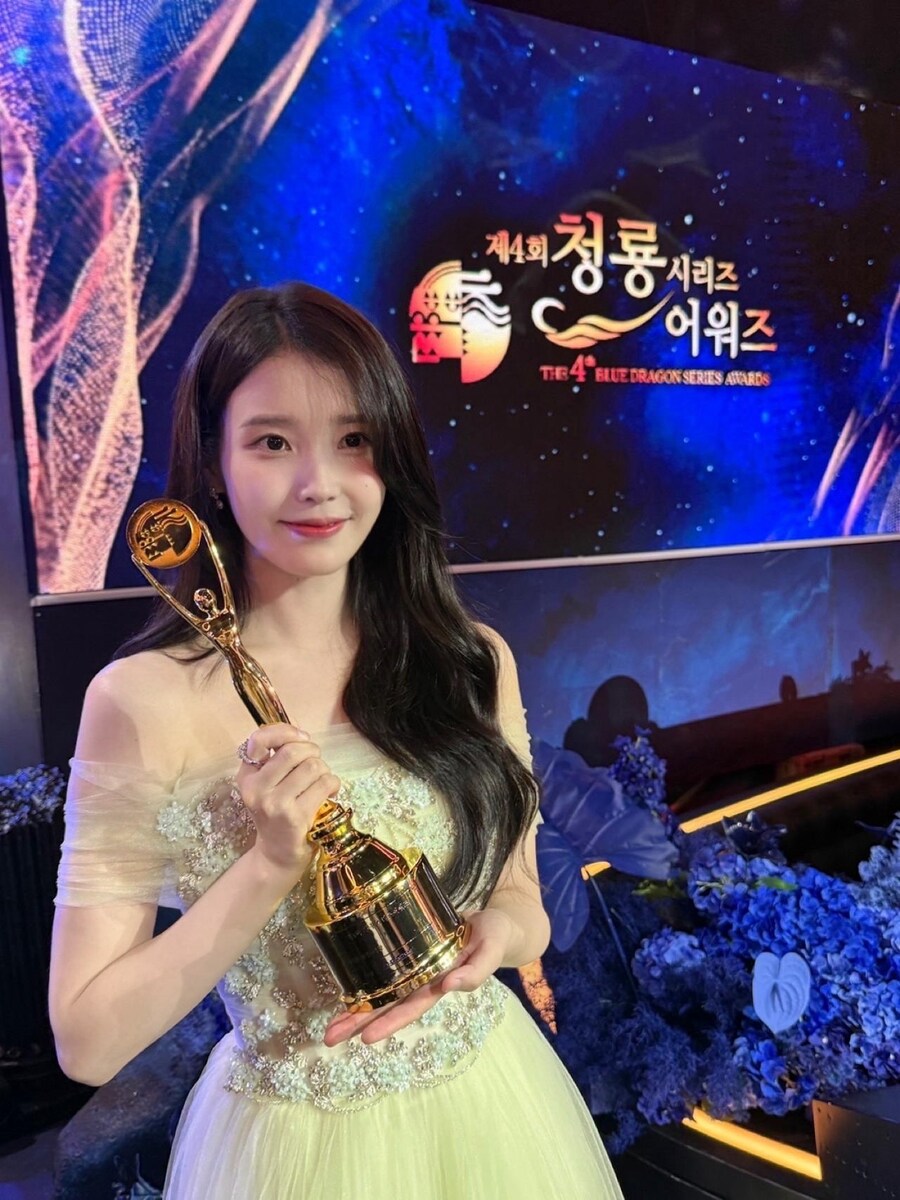 [IU] 제4회 청룡시리즈어워즈 여우주연상, 인기스타상🏆_4.jpg