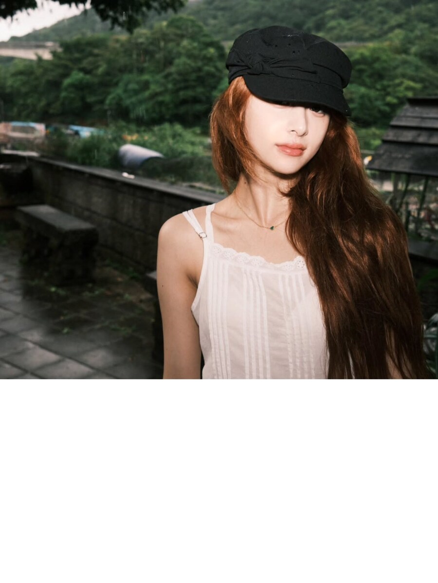 르세라핌 허윤진, 인생 사진이란 이런 것…골목길 위 '청춘 영화 주인공'_1.jpg