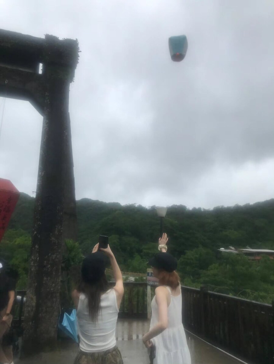 르세라핌 허윤진, 인생 사진이란 이런 것…골목길 위 '청춘 영화 주인공'_8.jpg