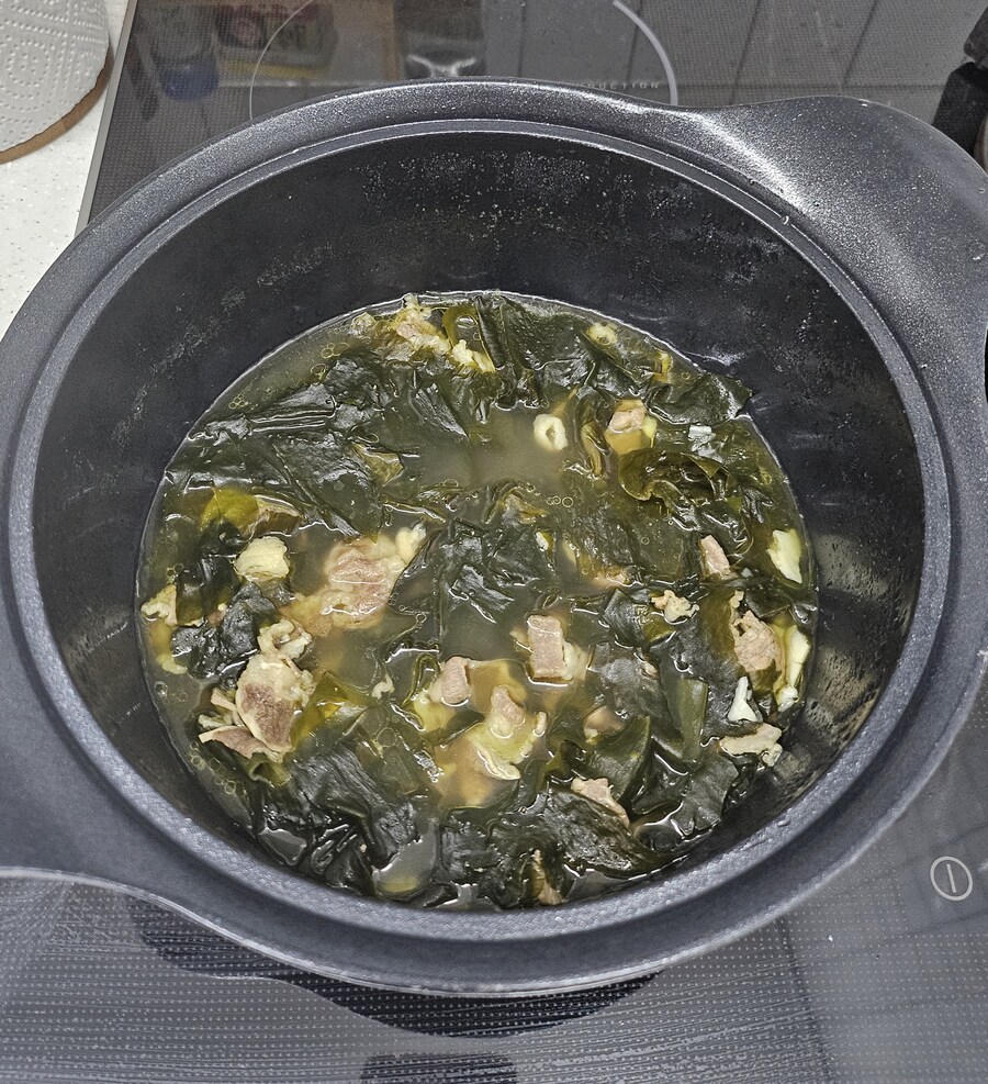 혼자먹는 미역죽 그리고 빨간맛 한상_1.jpg