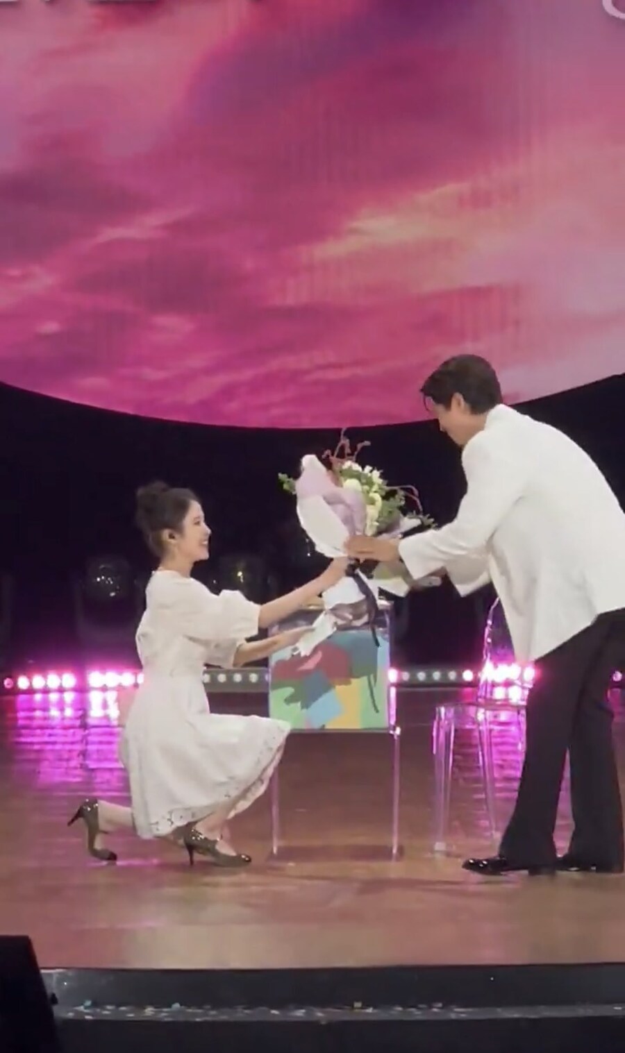 아이유 파도 파도 미담, 트와이스에 손편지→박보검에 무릎 꿇고 꽃다발 선물_2.jpg