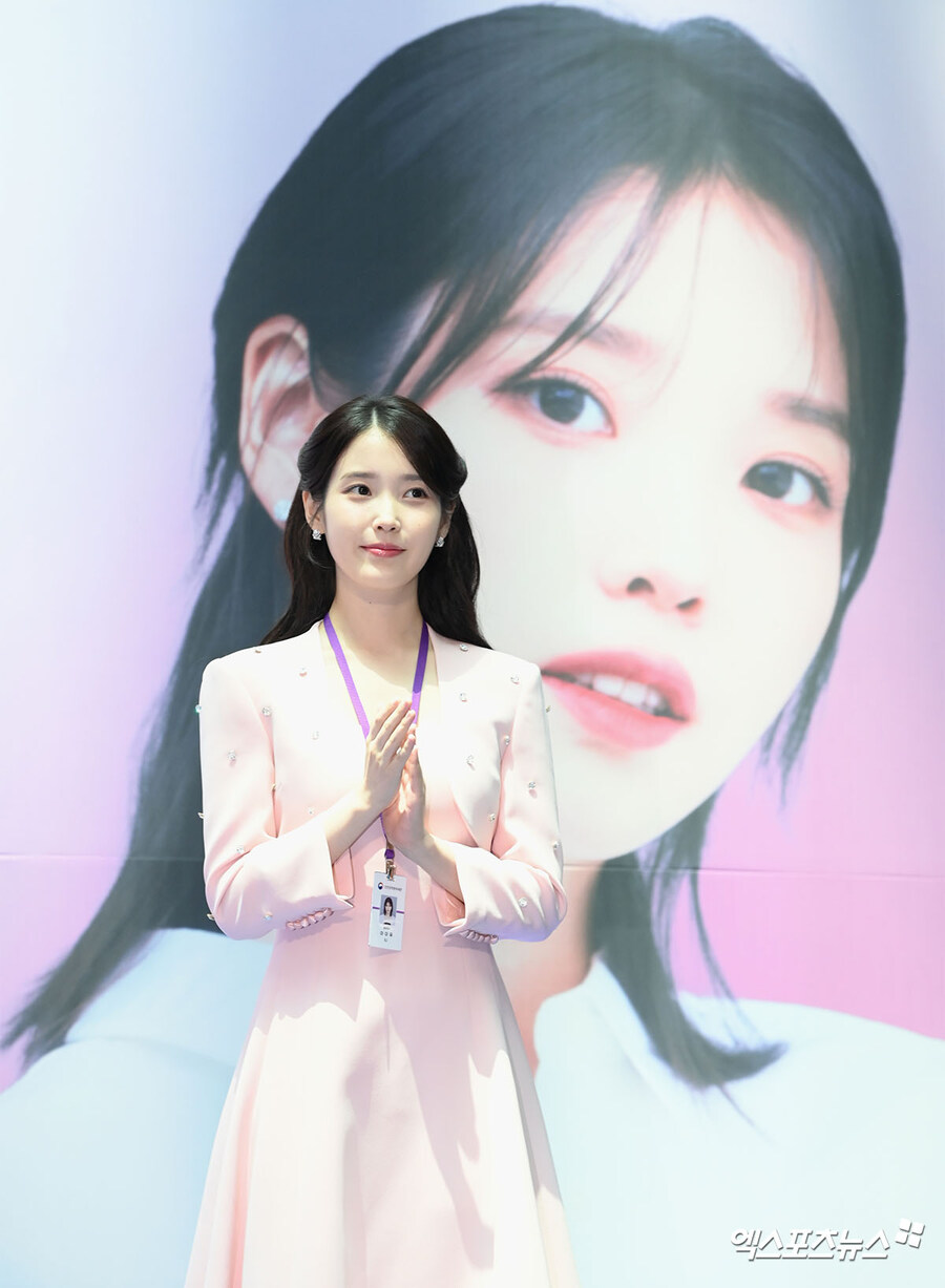 2025.07.25 아이유 인천공항본부세관 홍보대사 위촉식(엑스포츠뉴스)_1.jpg