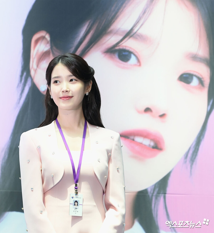 2025.07.25 아이유 인천공항본부세관 홍보대사 위촉식(엑스포츠뉴스)_5.jpg