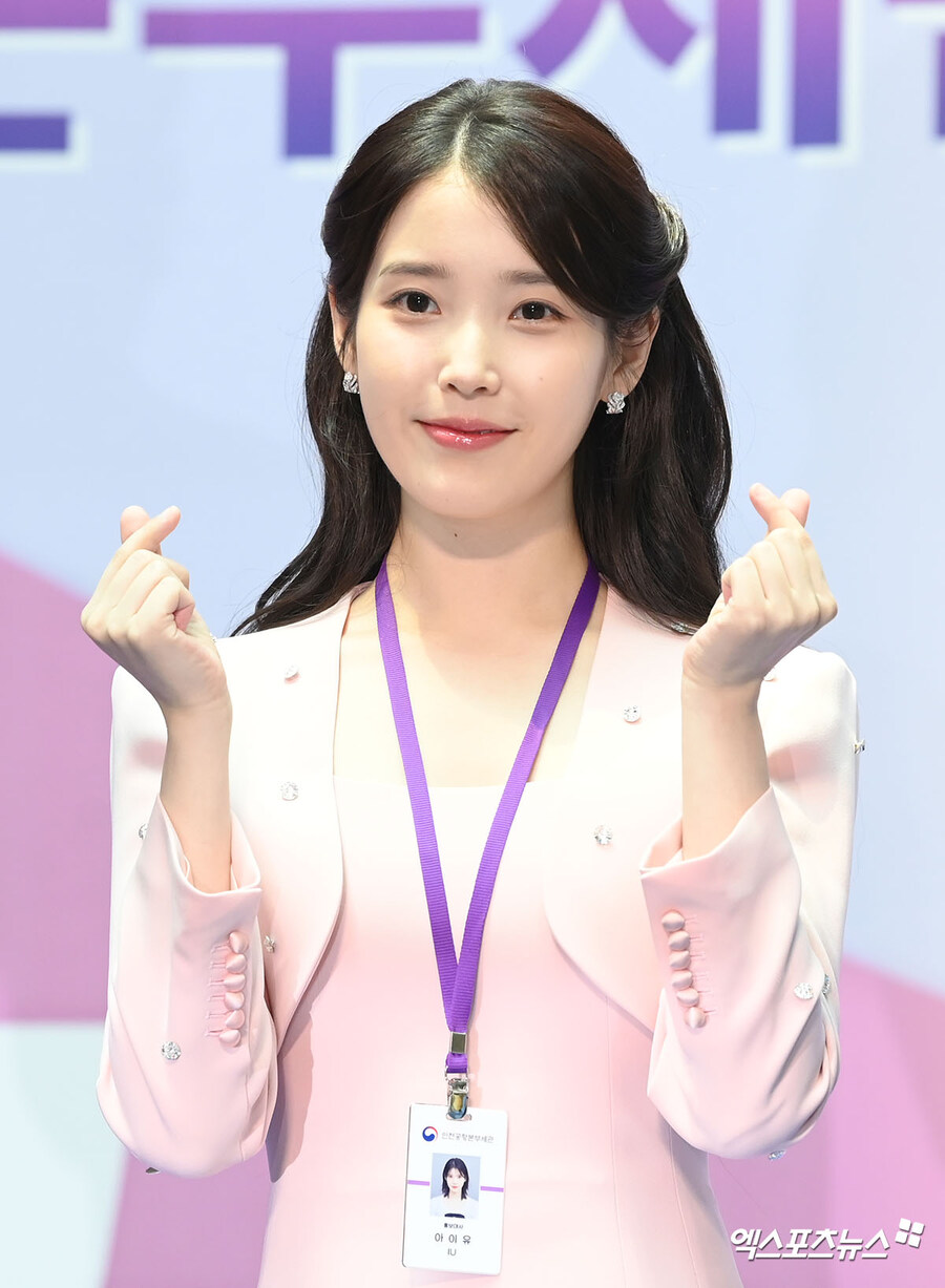 2025.07.25 아이유 인천공항본부세관 홍보대사 위촉식(엑스포츠뉴스)_3.jpg