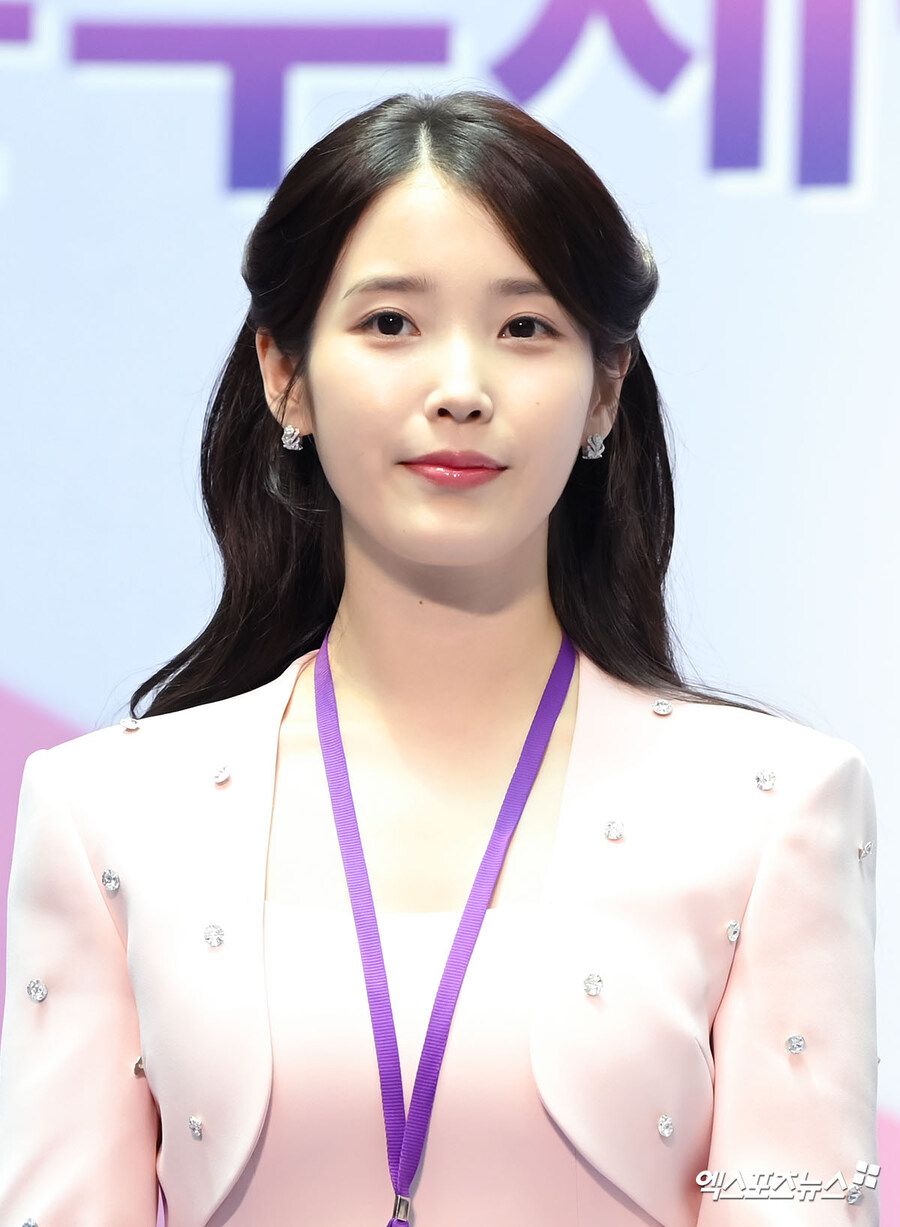 2025.07.25 아이유 인천공항본부세관 홍보대사 위촉식(엑스포츠뉴스)_6.jpg