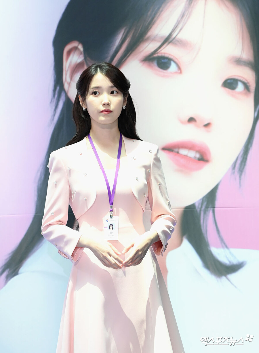 2025.07.25 아이유 인천공항본부세관 홍보대사 위촉식(엑스포츠뉴스)_8.jpg