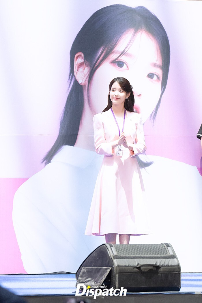 2025.07.25 아이유 인천공항본부세관 홍보대사 위촉식(디스패치)_2.jpg