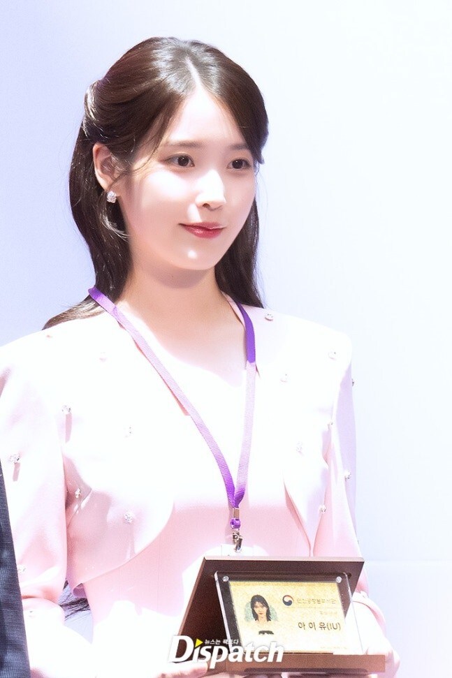 2025.07.25 아이유 인천공항본부세관 홍보대사 위촉식(디스패치)_18.jpg