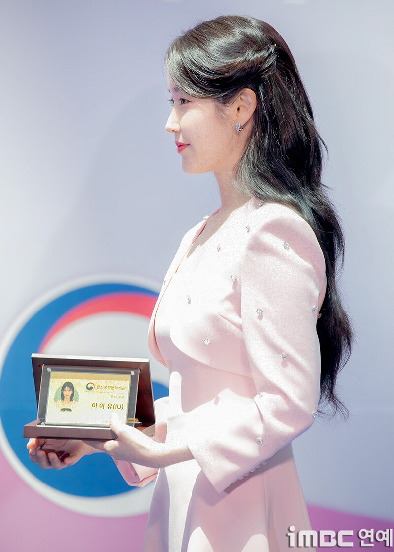 2025.07.25 아이유 인천공항본부세관 홍보대사 위촉식(iMBC)(1)_19.jpg
