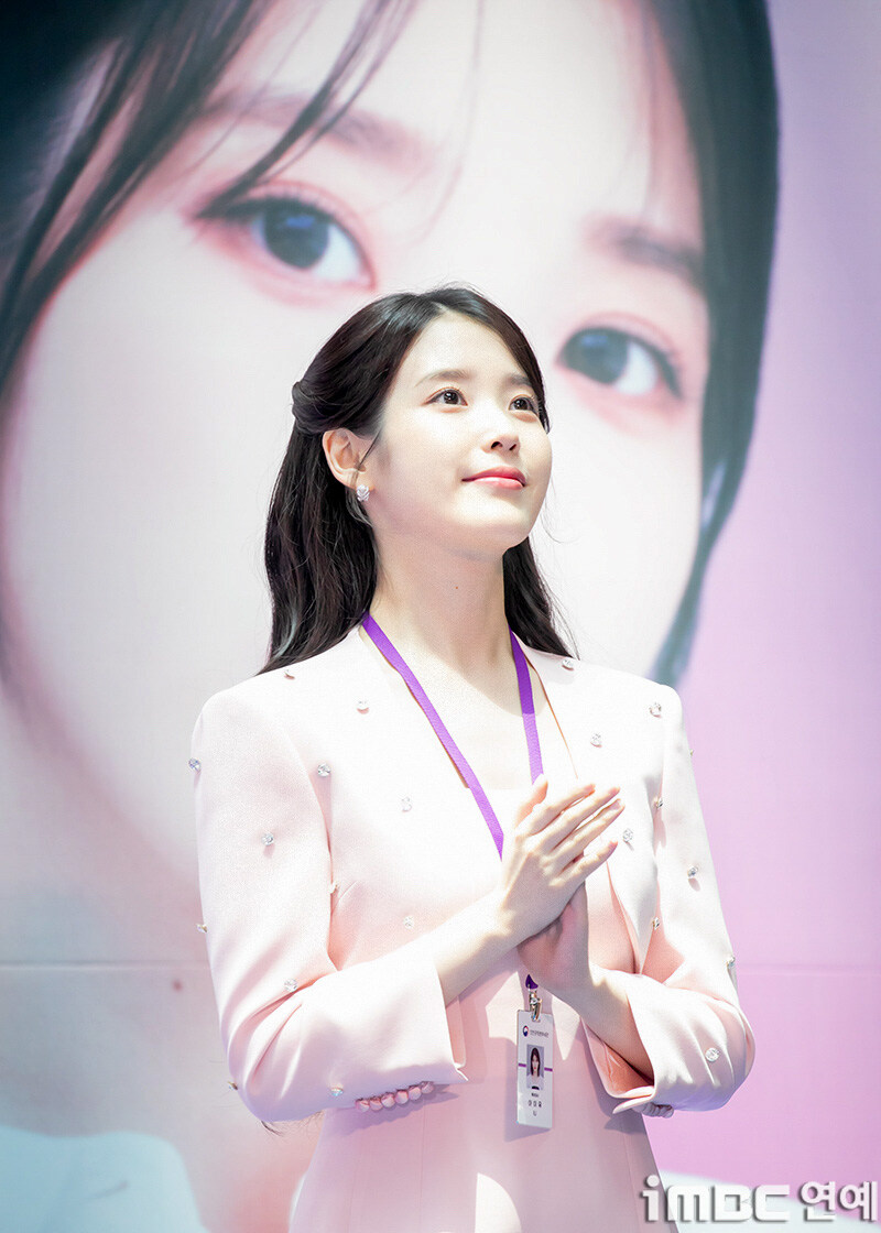 2025.07.25 아이유 인천공항본부세관 홍보대사 위촉식(iMBC)(1)_29.jpg