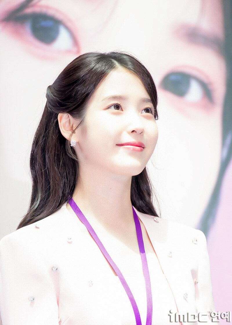 2025.07.25 아이유 인천공항본부세관 홍보대사 위촉식(iMBC)(1)_31.jpg