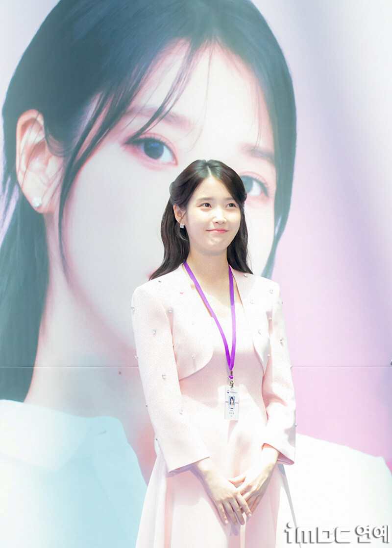 2025.07.25 아이유 인천공항본부세관 홍보대사 위촉식(iMBC)(2)_4.jpg