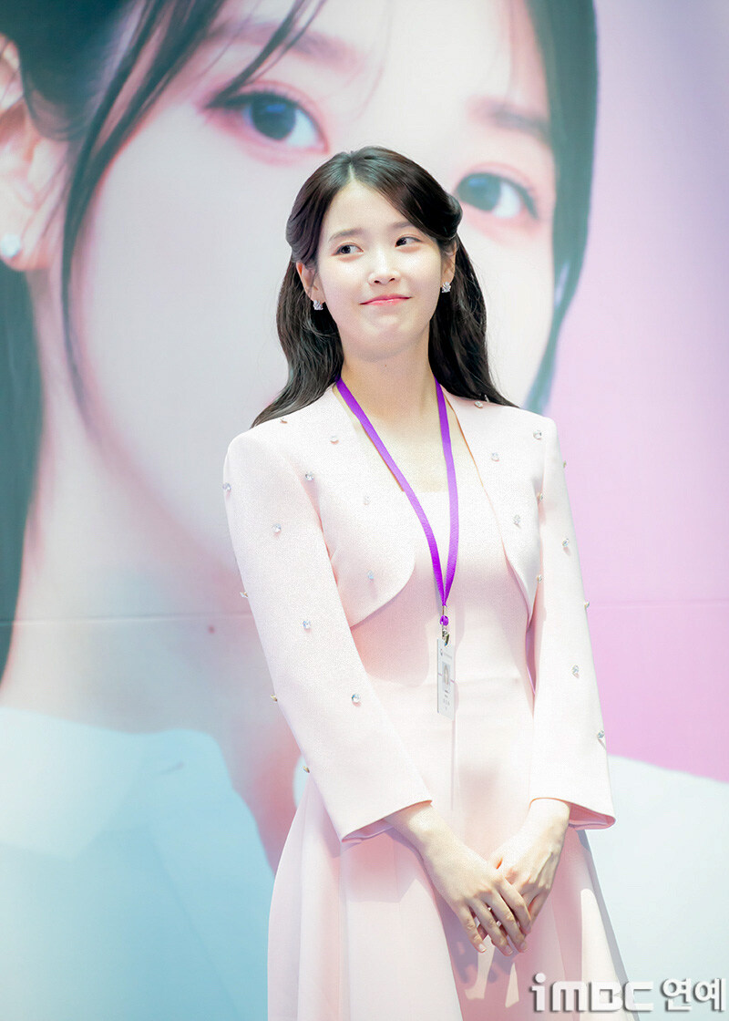 2025.07.25 아이유 인천공항본부세관 홍보대사 위촉식(iMBC)(2)_10.jpg