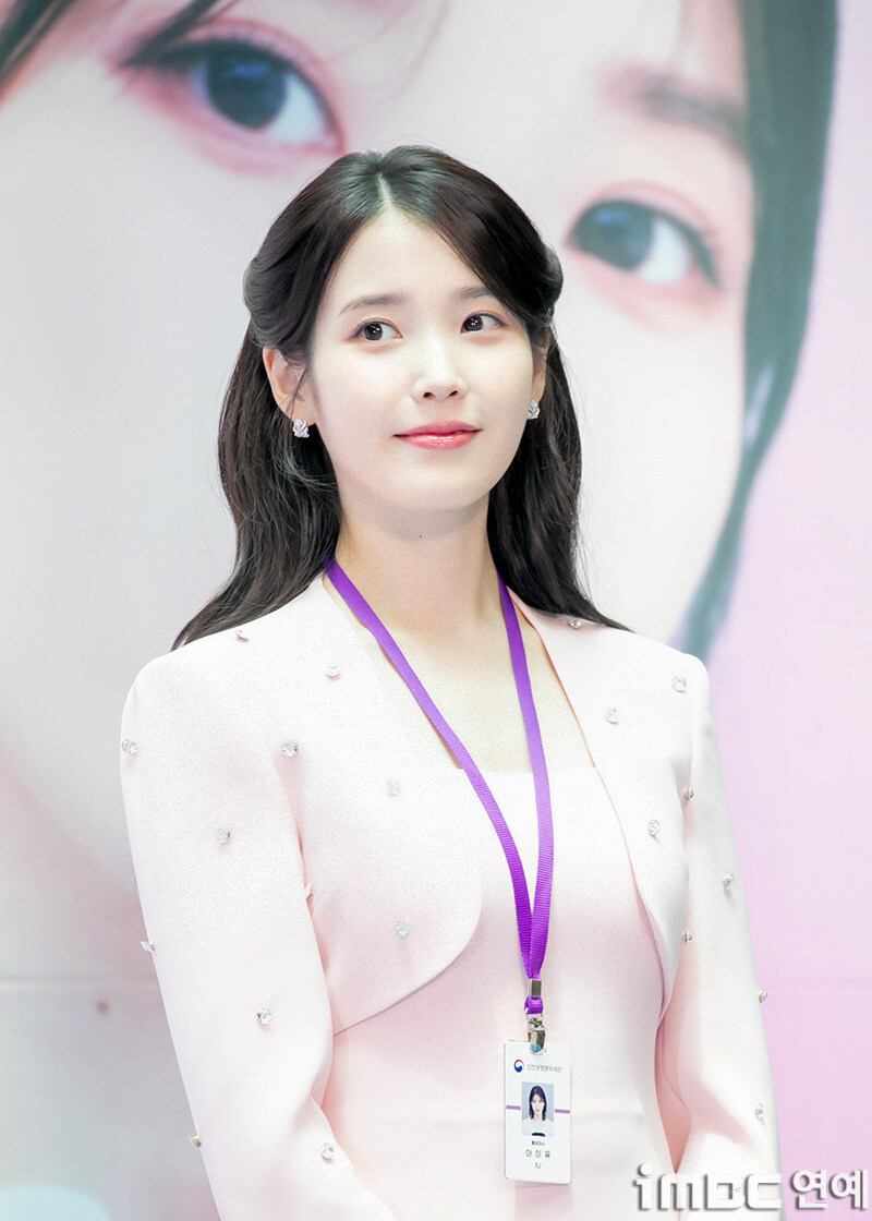 2025.07.25 아이유 인천공항본부세관 홍보대사 위촉식(iMBC)(2)_13.jpg