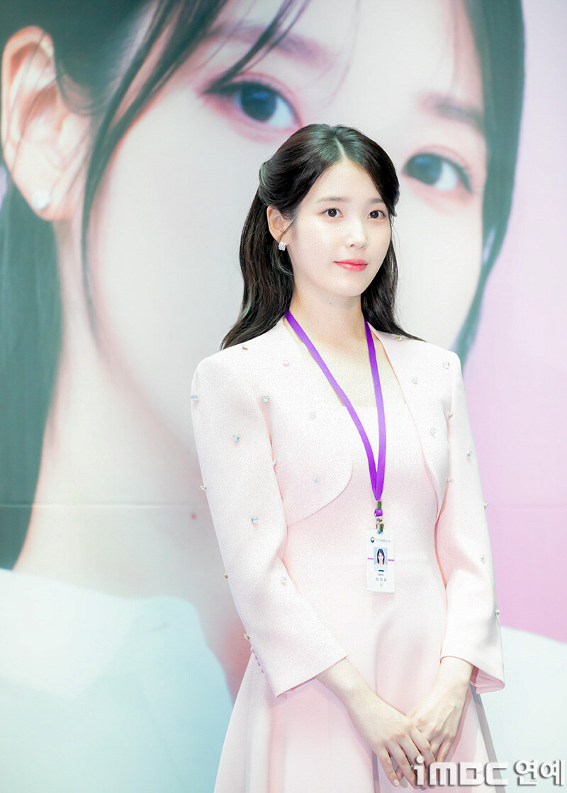 2025.07.25 아이유 인천공항본부세관 홍보대사 위촉식(iMBC)(2)_15.jpg