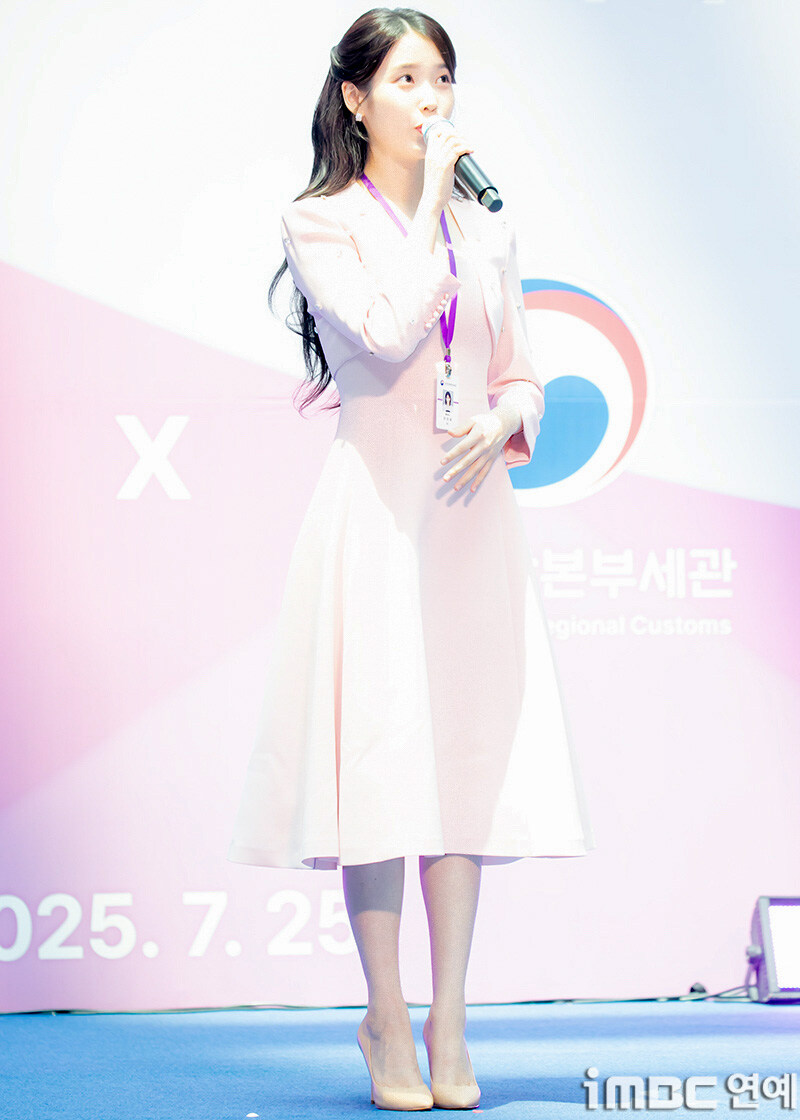 2025.07.25 아이유 인천공항본부세관 홍보대사 위촉식(iMBC)(2)_16.jpg