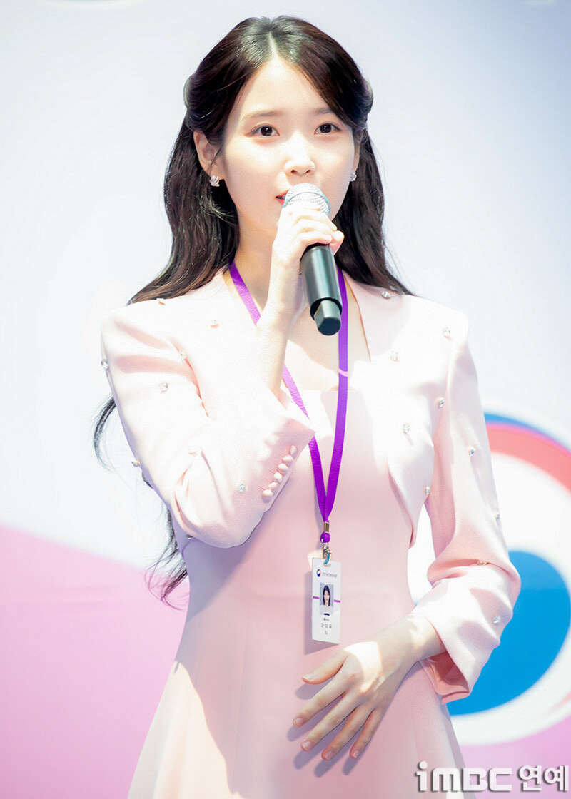 2025.07.25 아이유 인천공항본부세관 홍보대사 위촉식(iMBC)(2)_17.jpg