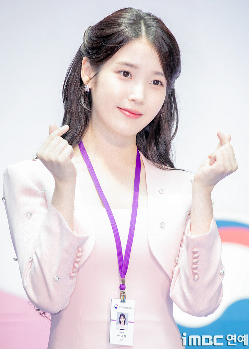 2025.07.25 아이유 인천공항본부세관 홍보대사 위촉식(iMBC)(2)_28.jpg