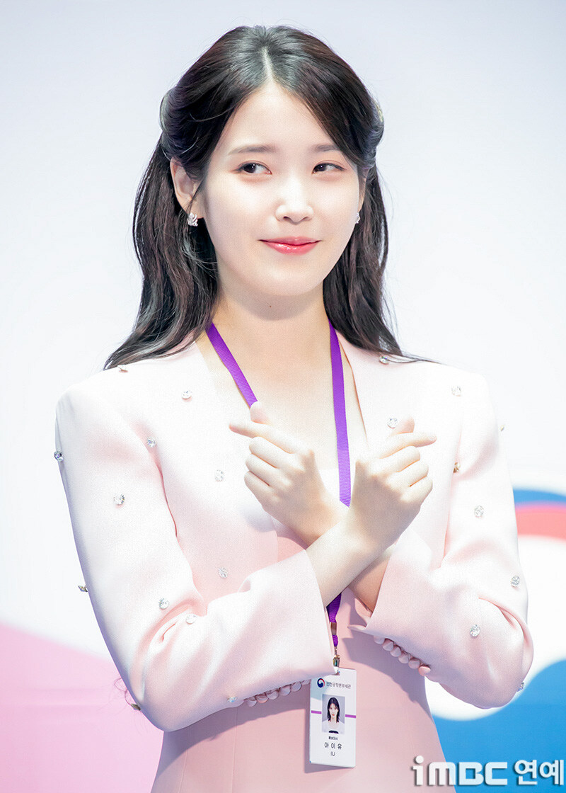 2025.07.25 아이유 인천공항본부세관 홍보대사 위촉식(iMBC)(2)_29.jpg