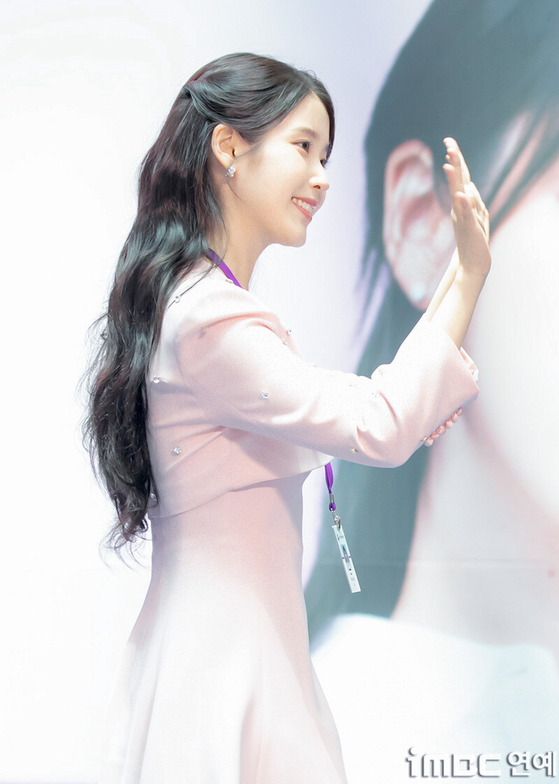 2025.07.25 아이유 인천공항본부세관 홍보대사 위촉식(iMBC)(2)_31.jpg
