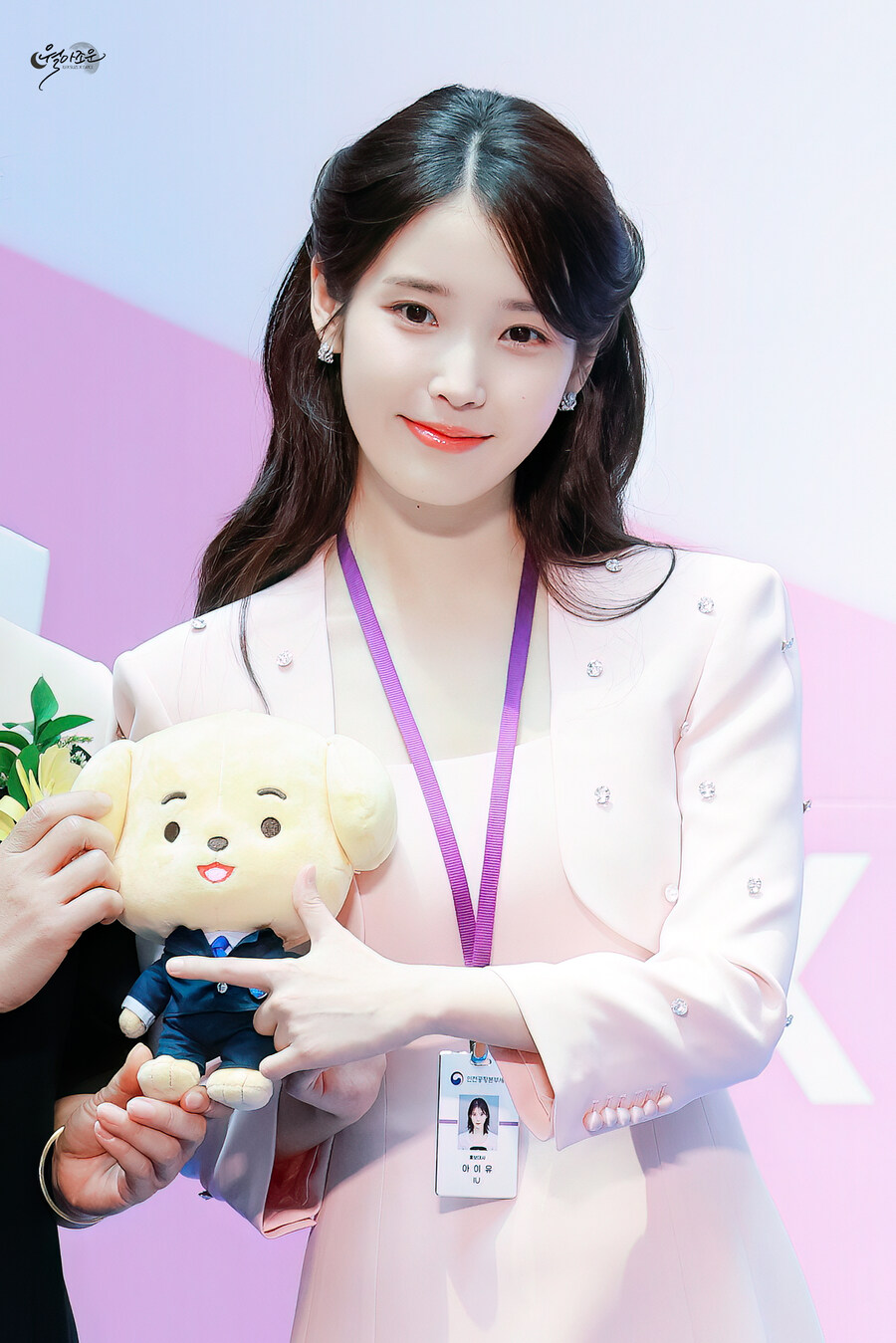 2025.07.25 아이유 인천공항본부세관 홍보대사 위촉식(월아조운)_7.jpg