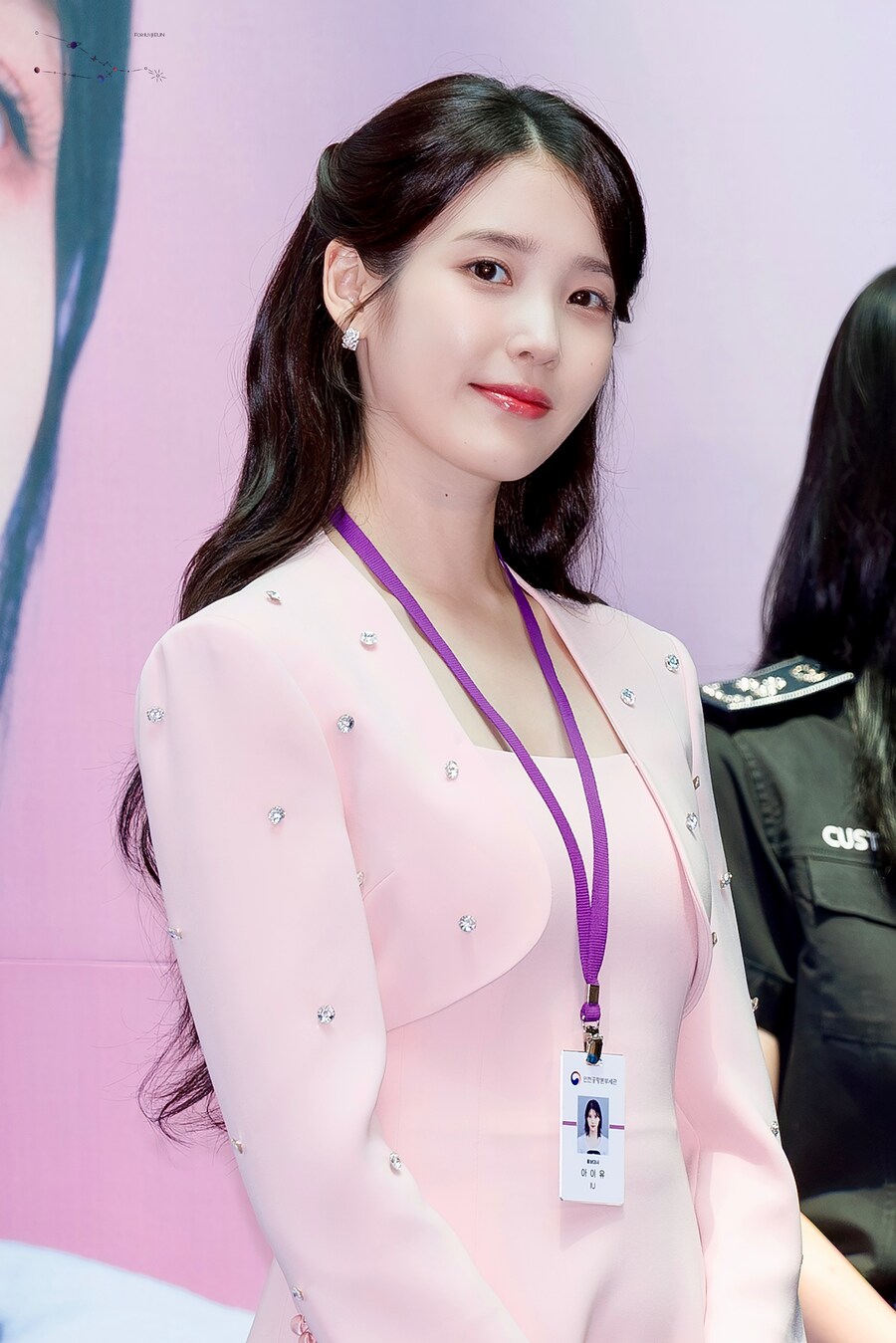 2025.07.25 아이유 인천공항본부세관 홍보대사 위촉식(땡촐이)_16.jpg