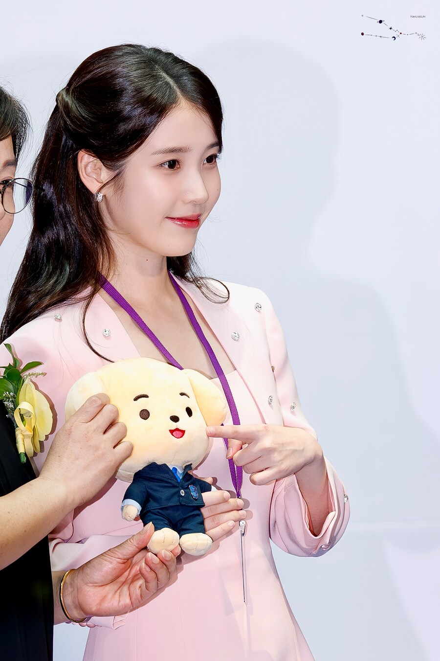 2025.07.25 아이유 인천공항본부세관 홍보대사 위촉식(땡촐이)_17.jpg