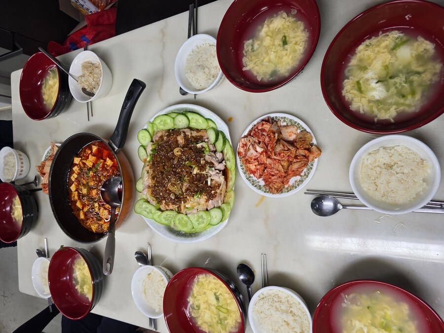 직장에서 3천원씩 걷어서 해먹는 점심 닭냉채 마파두부_4.jpg