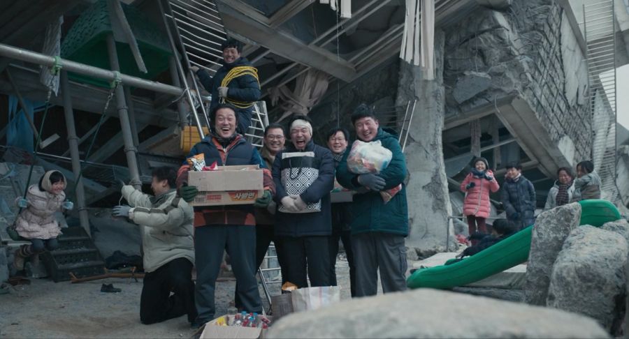 영화속 아파트에서 사는 사람들_5.jpg