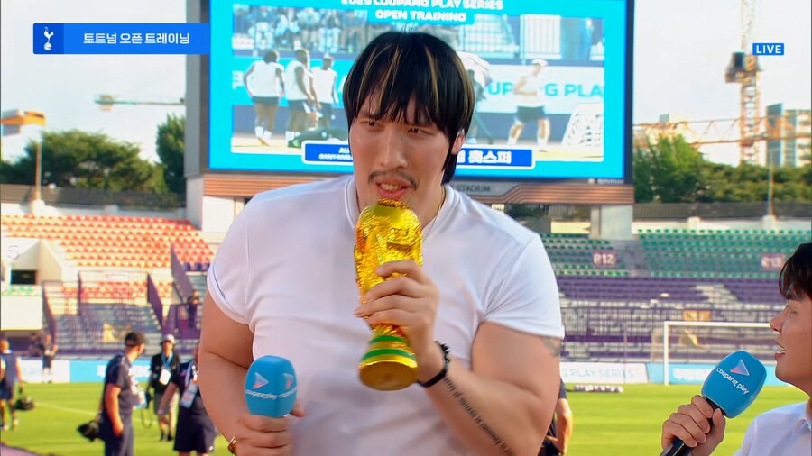 마이크 들고 방송 진행하는 최홍만_1.png