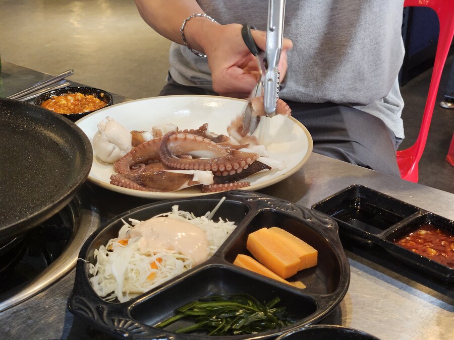 회 포함 수산물을 저렴한 가격에 먹을수 있는 경남 진해 동부회센타_14.jpg