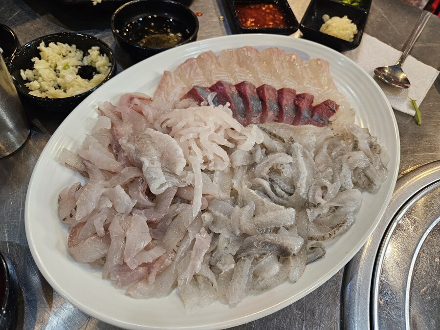 회 포함 수산물을 저렴한 가격에 먹을수 있는 경남 진해 동부회센타_16.jpg