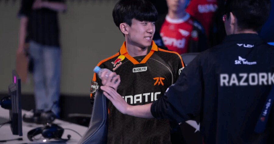 ???: 시1발 내가 유럽까지 와서도 다른라인 똥들 닦아야해?_1.png