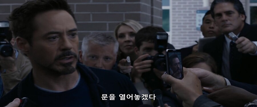 [MCU]상대방의 폰을 부숴버리는 토니 스타크_2.jpg