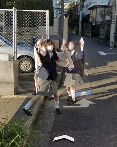 스트리뷰에 포즈 취하는 여고생_3.jpg