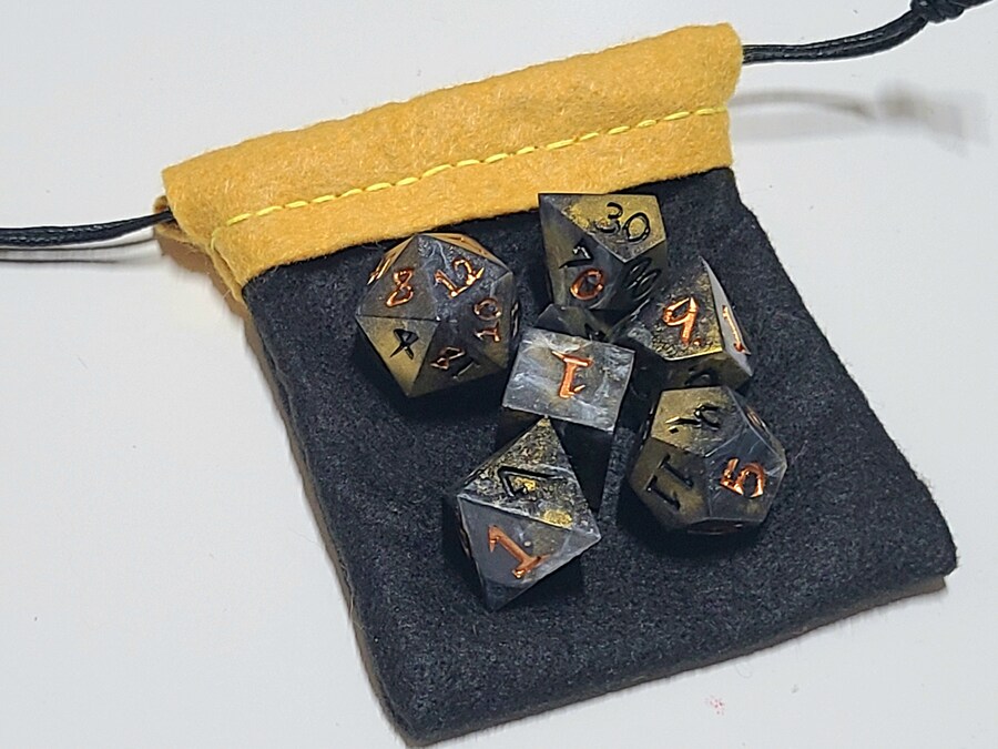 DnD 세션 감상 겸 파티원들에게 선물한 레진 주사위_8.jpg