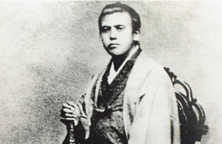 로닌 VS 용과같이 유신 인물 비교_5.jpg