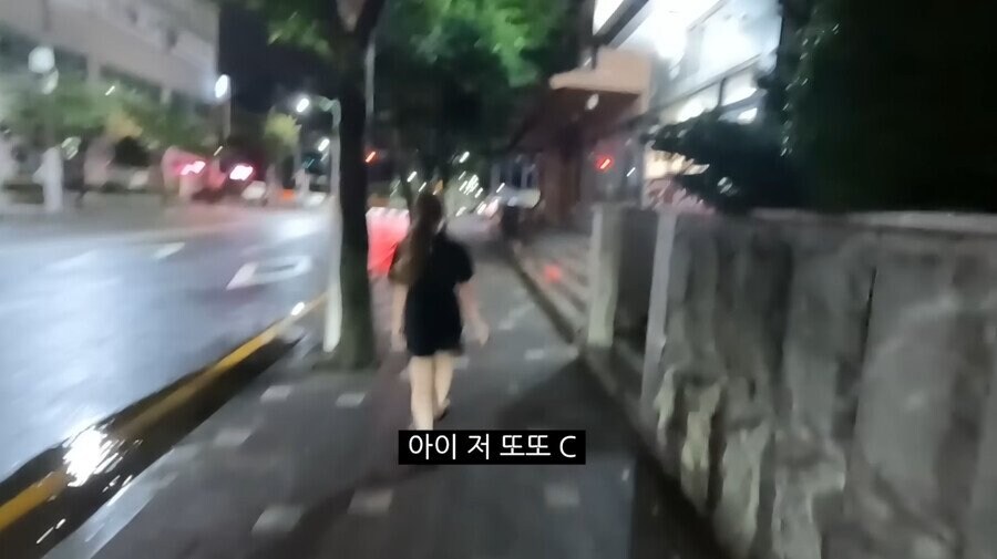 프랑스인이 비 와도 우산을 안 쓰는 이유.jpg_2.jpg
