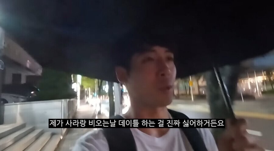 프랑스인이 비 와도 우산을 안 쓰는 이유.jpg_5.jpg